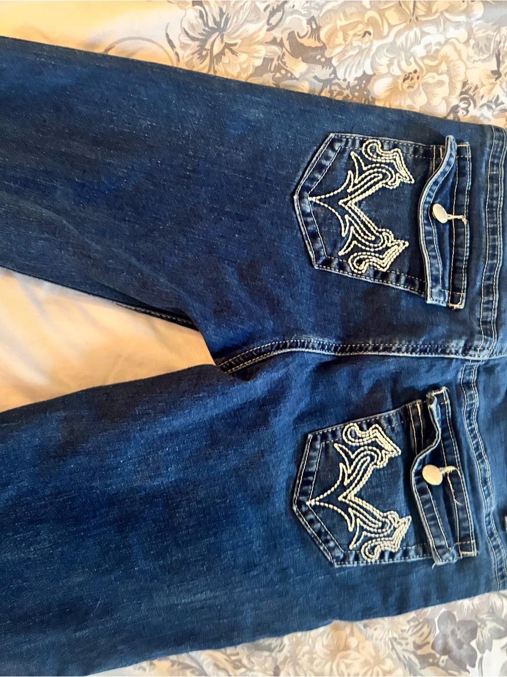 SHEIN Dark Blue Straight-Leg Jeans with Embroidered Back Pockets